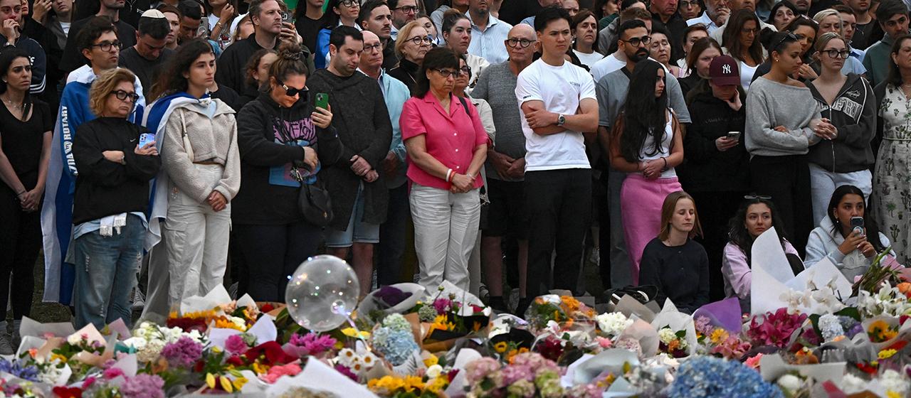 Zahlreiche Trauernde nehmen an einer Mahnwache an einer Gedenkstätte in Bondi Beach in Sydney teil