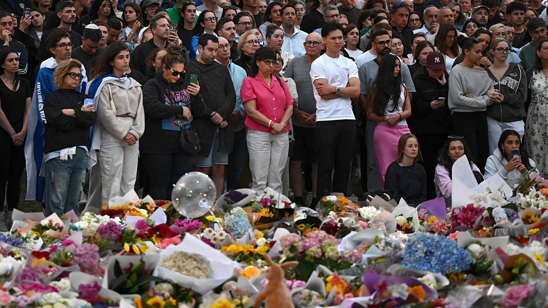 Zahlreiche Trauernde nehmen an einer Mahnwache an einer Gedenkstätte in Bondi Beach in Sydney teil | dpa