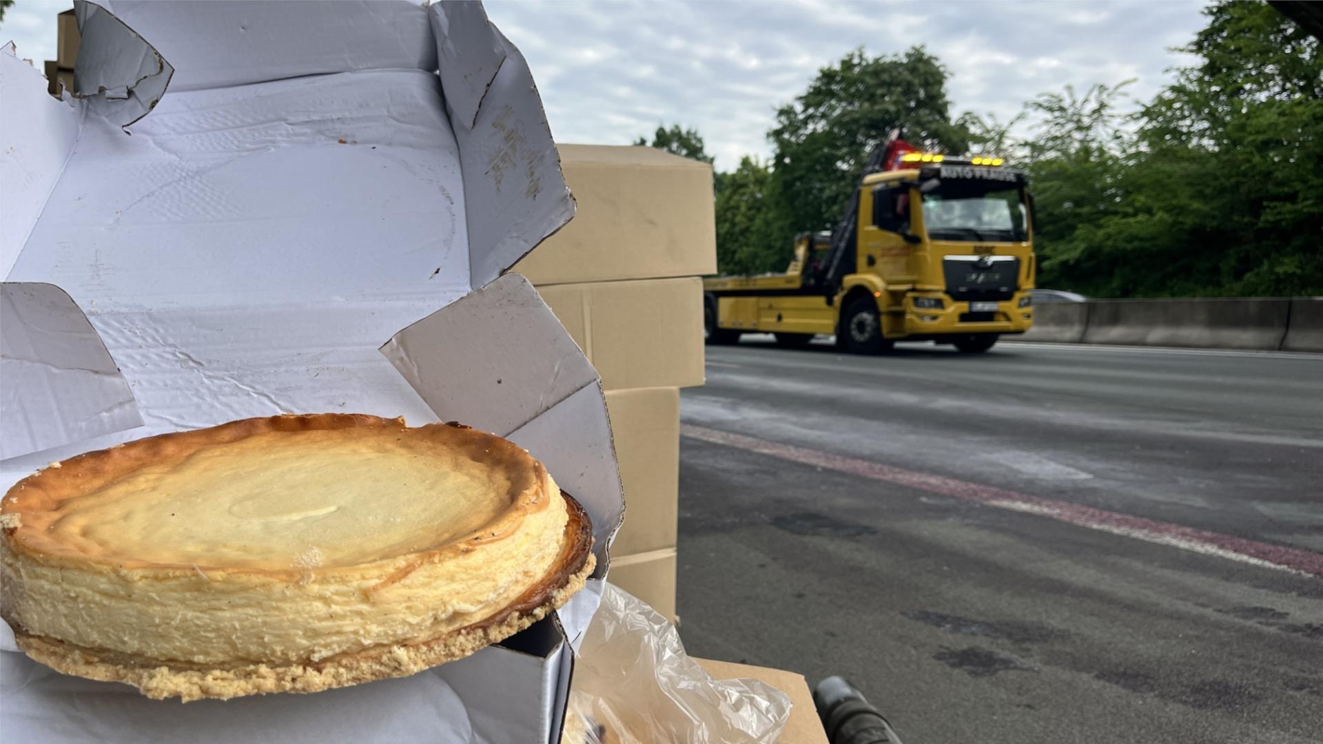 Nach Unfall lag Käsekuchen auf der Autobahn