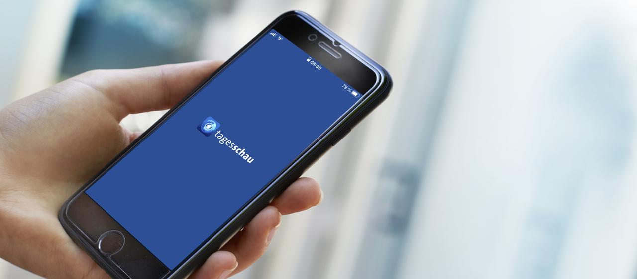 Das Logi der tagesschau ist auf einem Smartphone zu sehen.