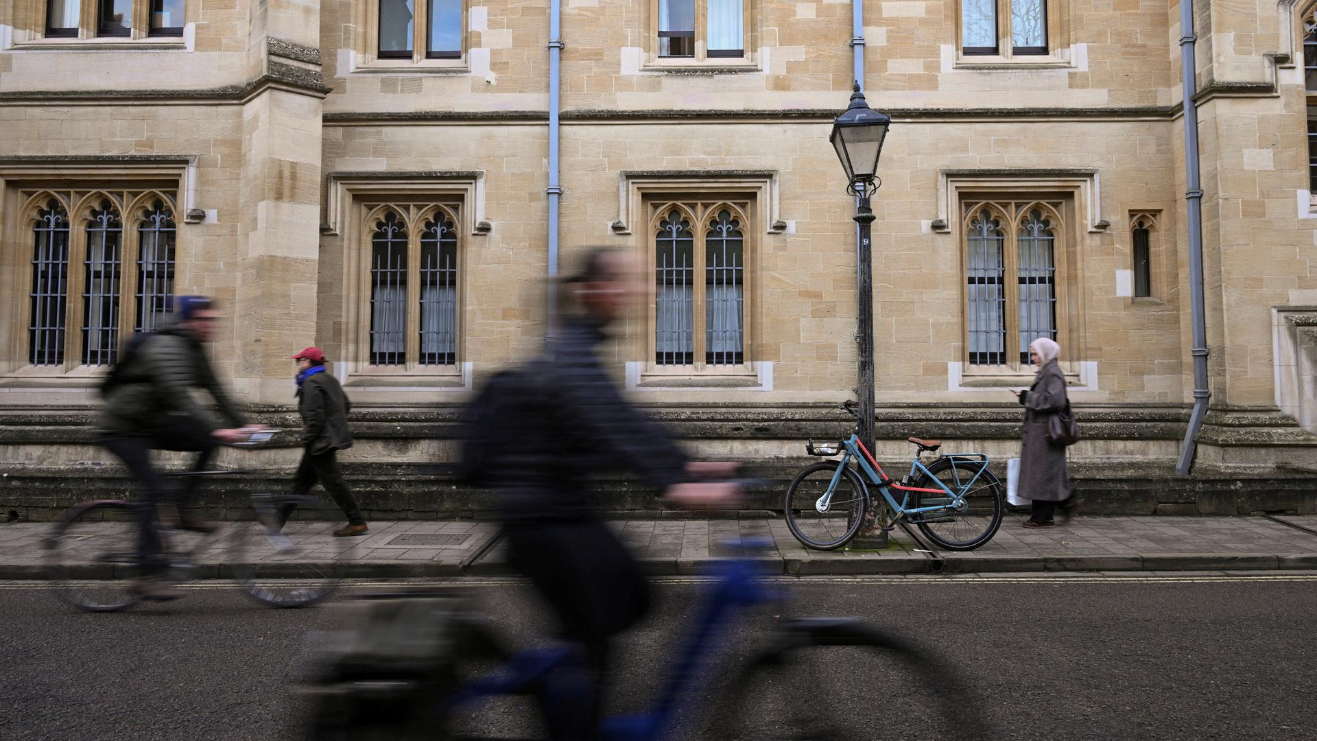 Menschen vor einem Universitätsgebäude in Oxford (Archivbild) | REUTERS