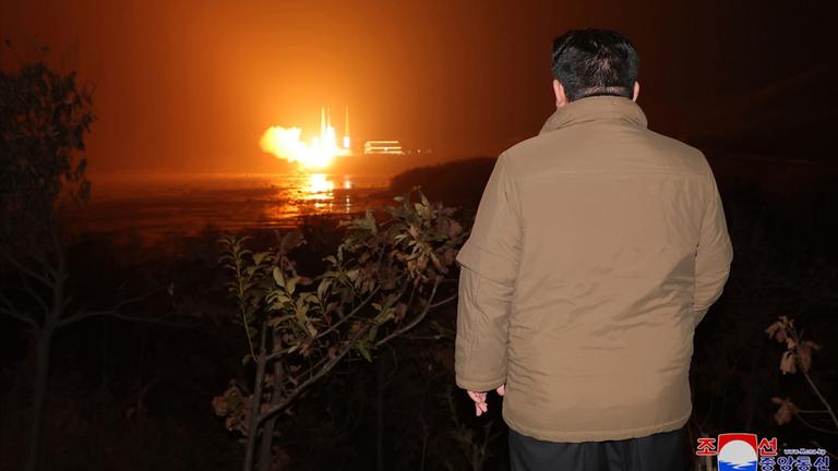 Diese am 22.11.2023 von der zentralen nordkoreanischen Nachrichtenagentur KCNA zur Verfügung gestellte Aufnahme zeigt nach Angaben von KCNA Kim Jong Un, Machthaber von Nordkorea, beim beim beobachten des Starts einer Rakete vom Typ "Chollima-1", die einen Aufklärungssatelliten vom Typ "Malligyong-1" ins All bringen soll, vom Satellitenstartplatz Sohae in Tongchang-ri. 
