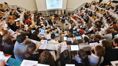 Studierende bei einer Vorlesung in einem Hörsaal an der Martin-Luther-Universität in Sachsen-Anhalt