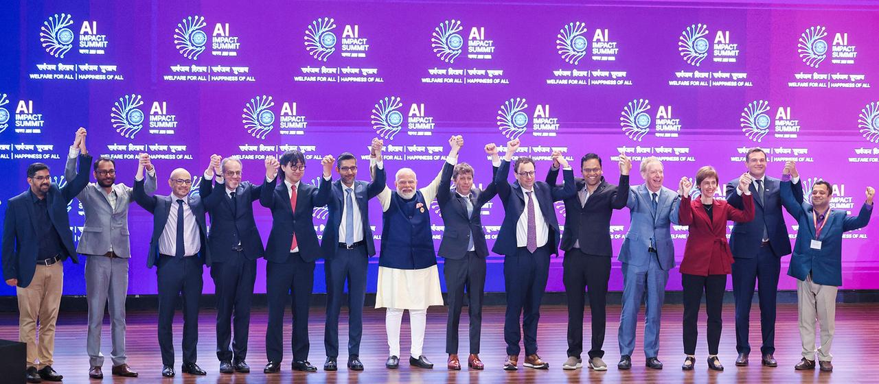 Familienfoto beim AI Impact Summit 2026 im Bharat Mandapam in Neu-Delhi.
