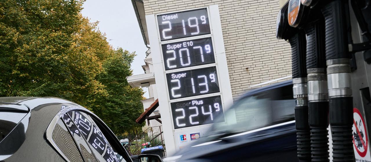 Kraftstoffpreise stehen auf der Preistafel einer Tankstelle.