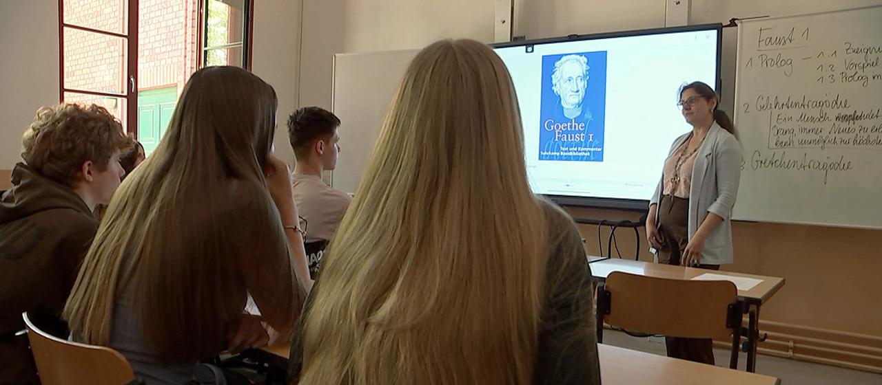 Sendungsbild Unterricht in einem Klassenzimmer in Brandenburg