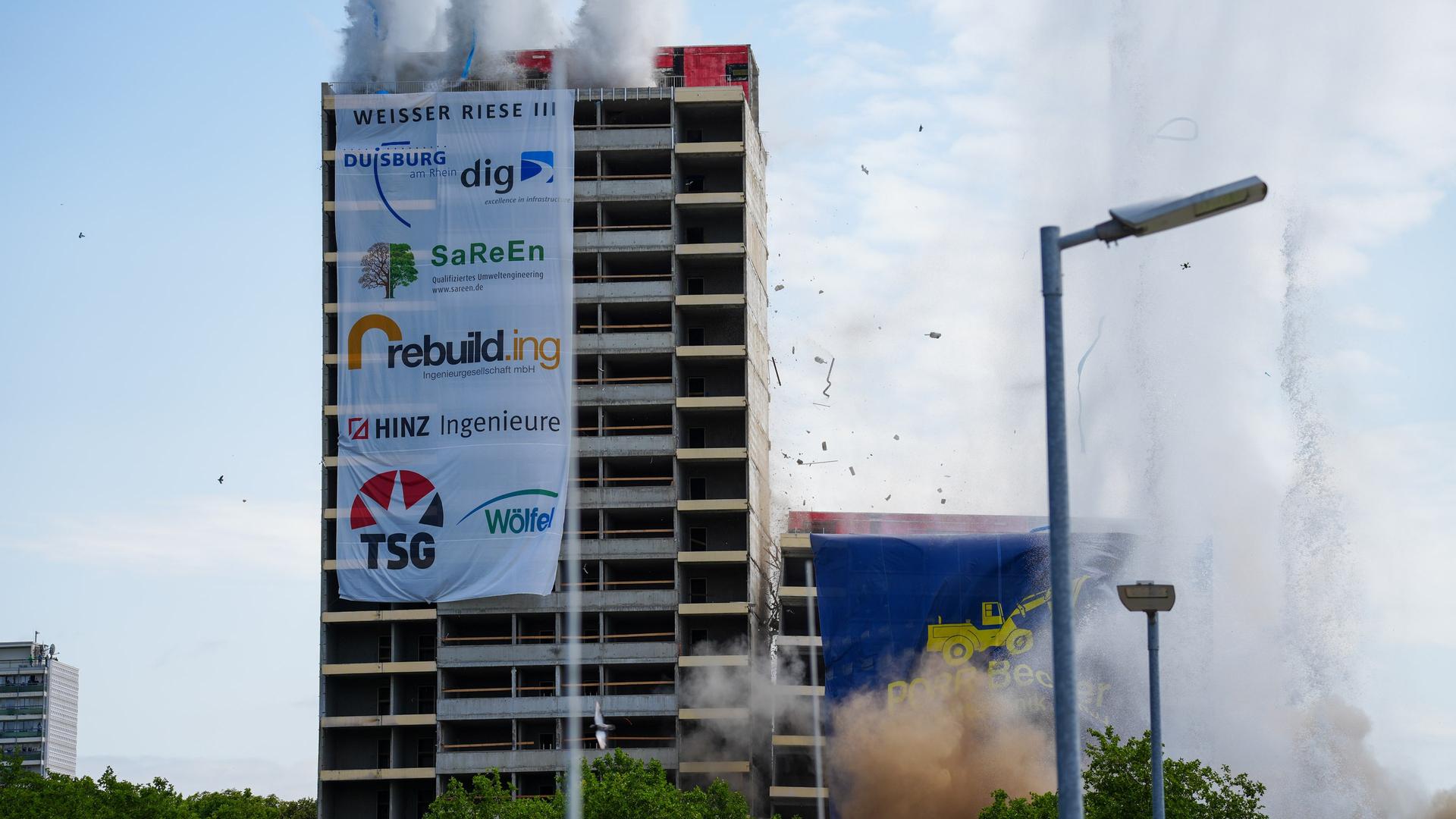 Ein Hochhaus, das gerade in sich zusammenfällt | WDR/Christian Richter