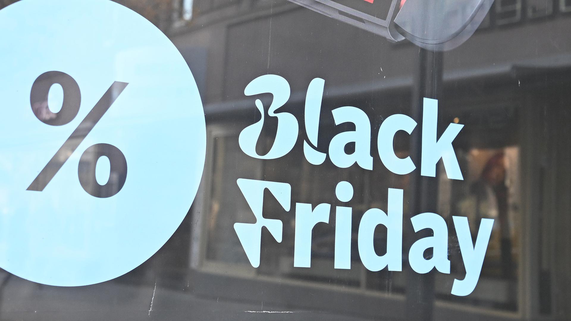 Werbung für den Black Friday auf einer Anzeigentafel. | dpa