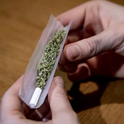 Ein Mann dreht einen Joint