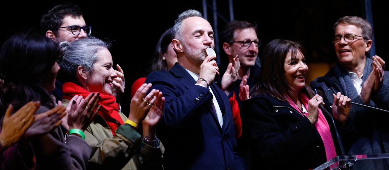 Sozialist Emmanuel Grégoire küsst nach seinem Wahlsieg den Rathausschlüssel von Paris 