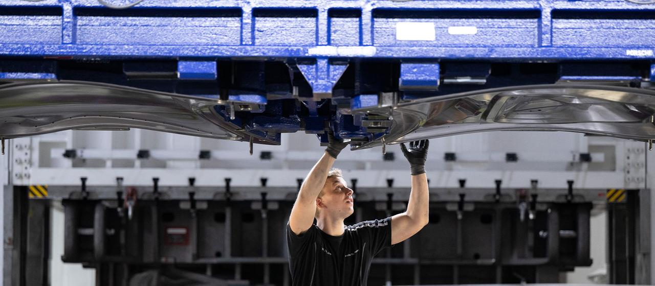 Ein Mitarbeiter der Porsche Werkzeugbau GmbH 