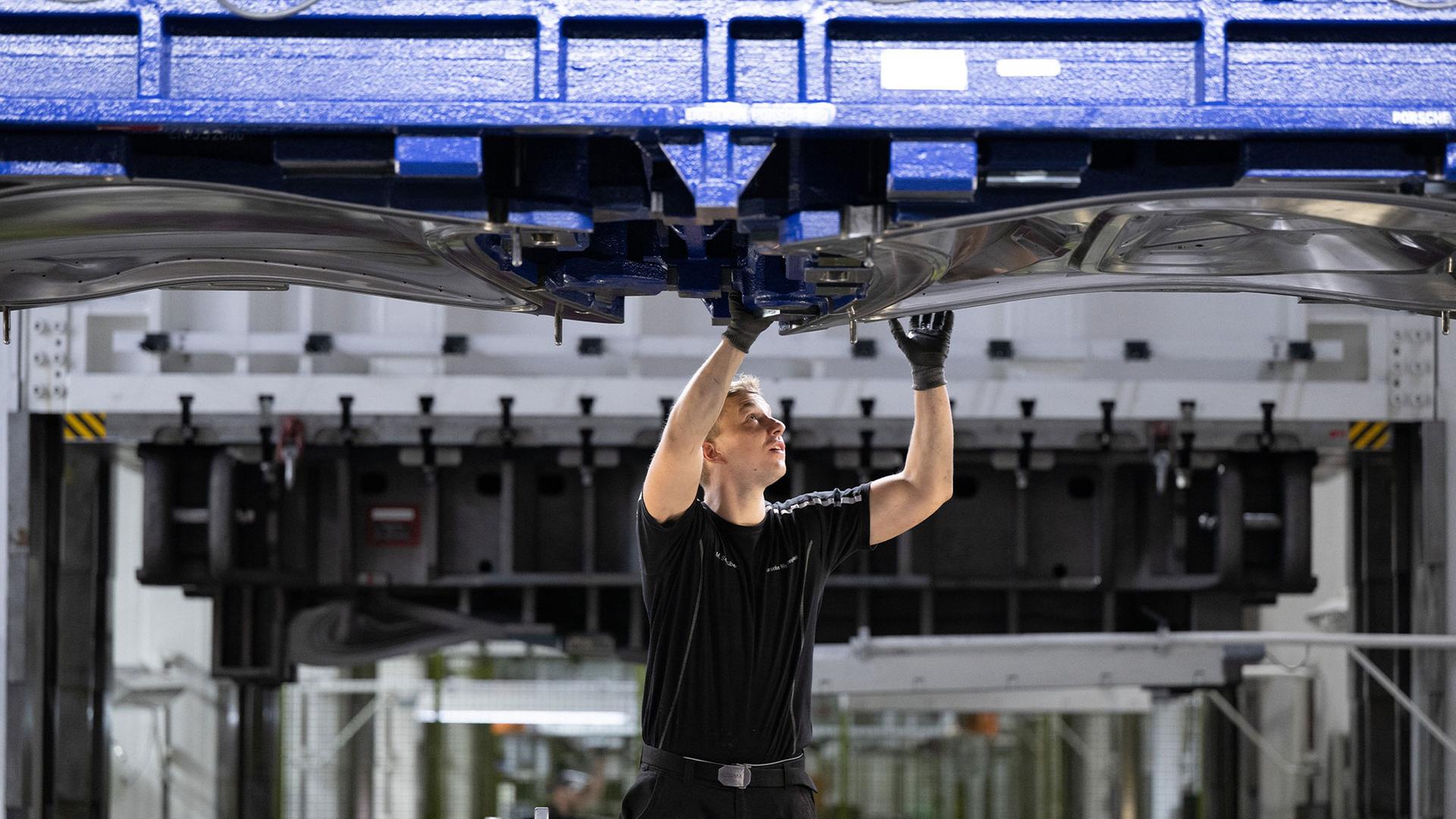 Ein Mitarbeiter der Porsche Werkzeugbau GmbH  | picture alliance/dpa