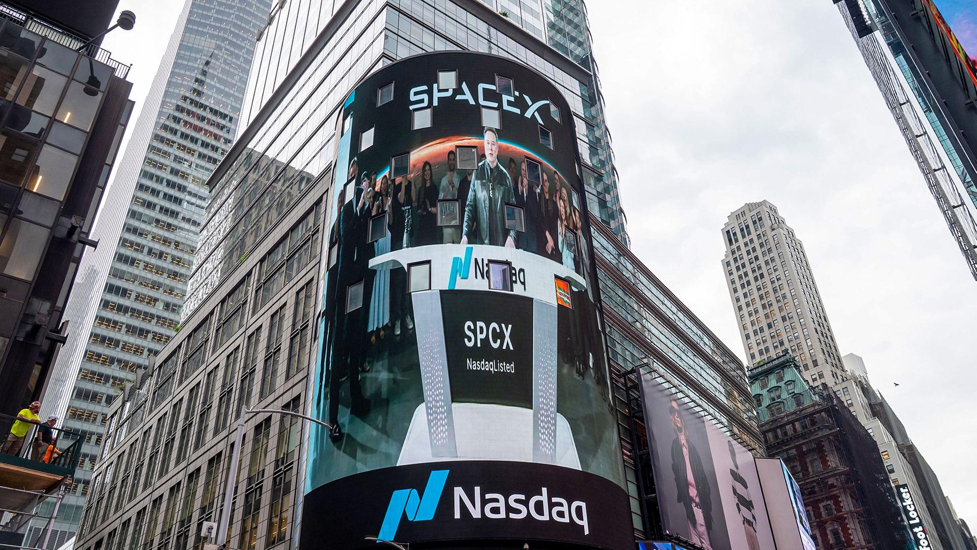 NASDAQ-Zentrale am New Yorker Times Square am ersten Handelstag von SpaceX. | picture alliance / Cover Images