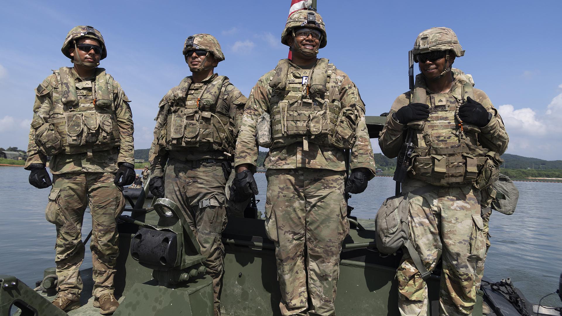 Soldaten der US-Armee üben gemeinsam mit südkoreanischen Soldaten eine Gewässerüberquerung. | EPA