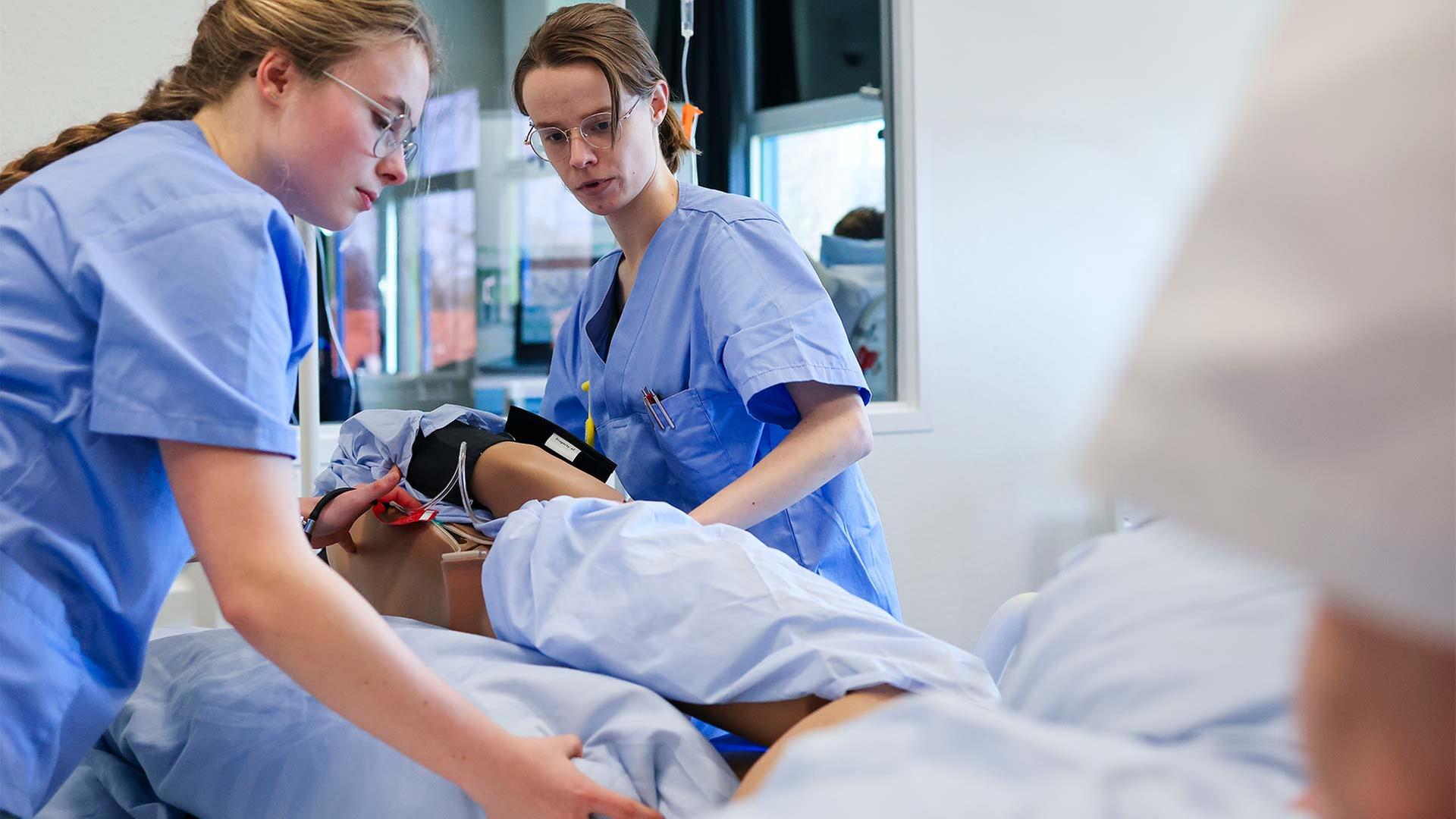  Studierende der Hochschule Flensburg, Ã¼ben das Drehen einer Patientin. | picture alliance/dpa