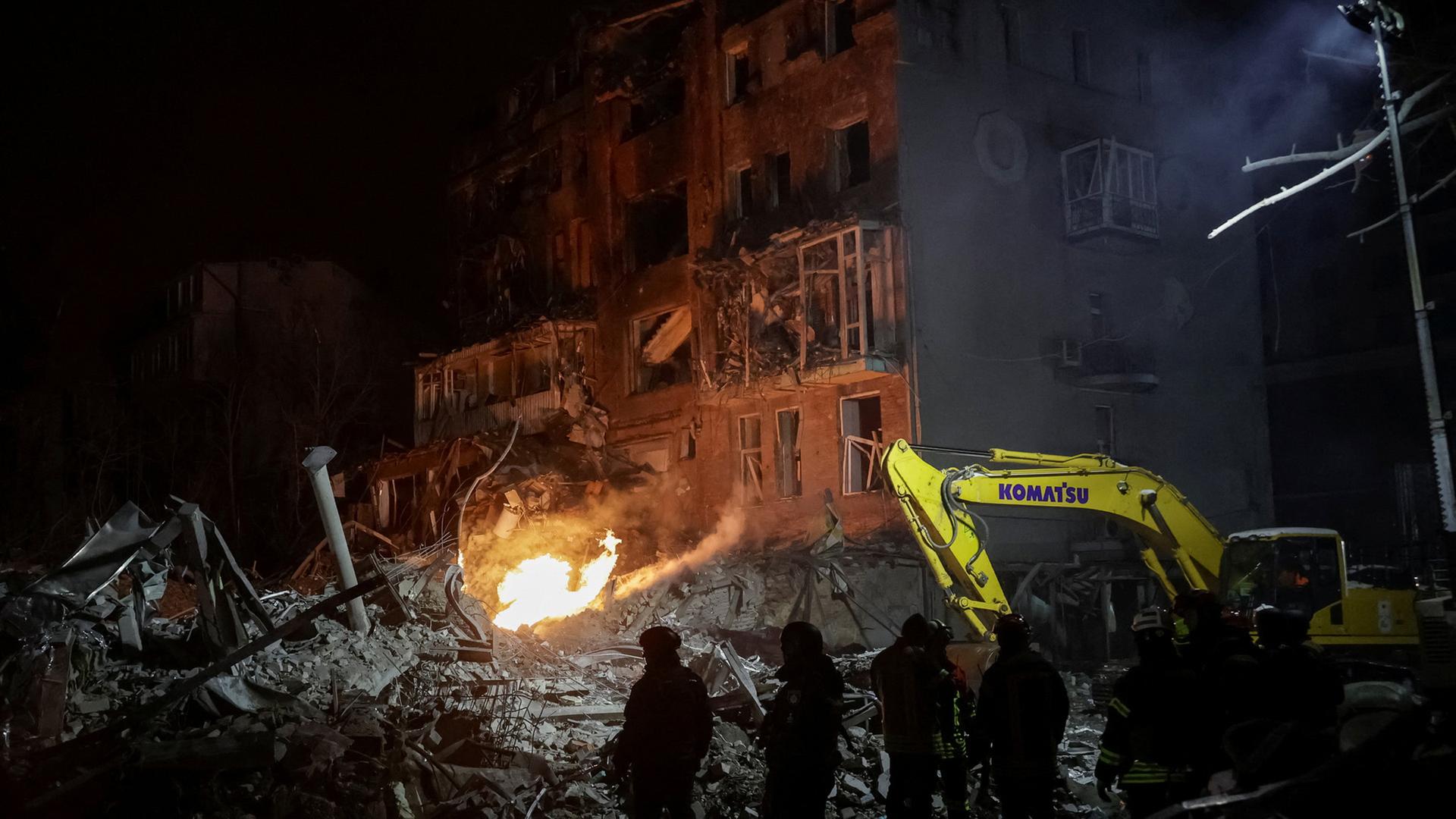 Rettungskr�fte arbeiten an einem zerst�rten Wohnhaus in Charkiw, Ukraine. | REUTERS