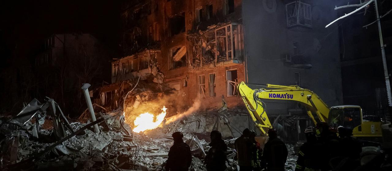 Rettungskräfte arbeiten an einem zerstörten Wohnhaus in Charkiw, Ukraine.