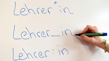 An einem Whiteboard steht das Wort "Lehrer" in verschiedenen Gender-Schreibweisen.
