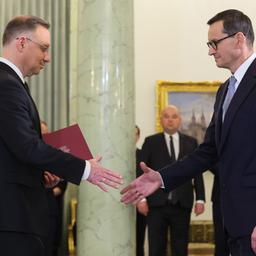 Andrzej Duda, Präsident von Polen, und Mateusz Morawiecki reichen sich die Hände