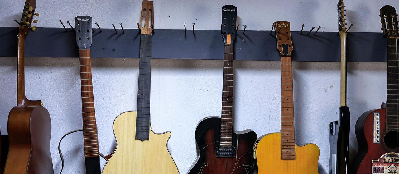 Mehrere Gitarren sind in einer Werkstatt ausgestellt.