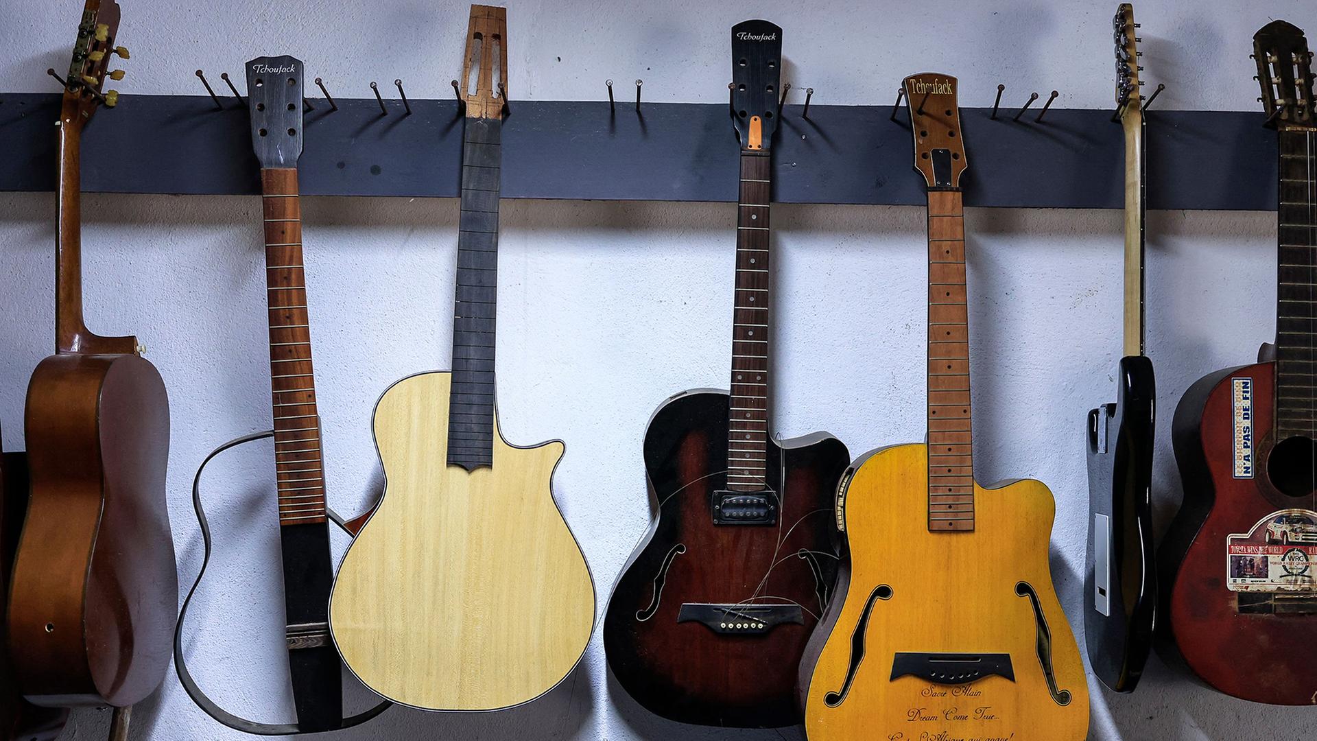 Mehrere Gitarren sind in einer Werkstatt ausgestellt. | AFP