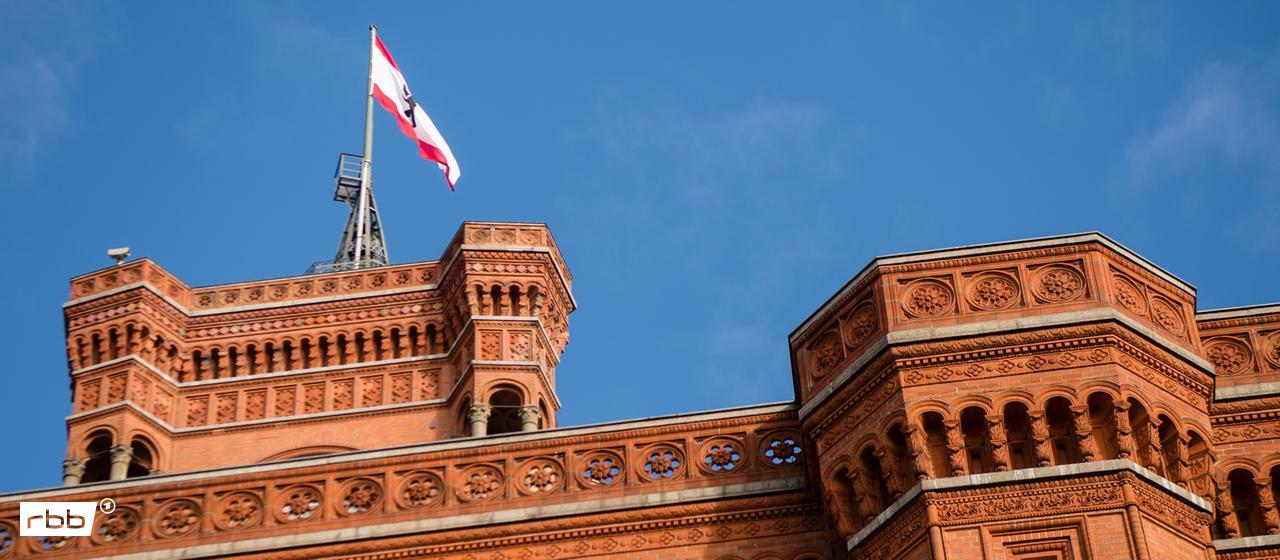 Eine Fahne mit dem Wappen von Berlin weht auf dem Roten Rathaus.