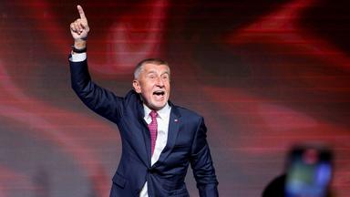 Andrej Babis feiert nach dem Parlamentswahl