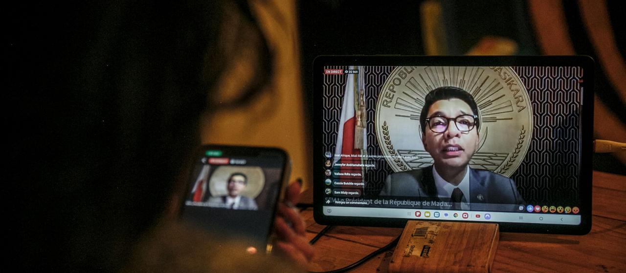 Auf Bildschirmen ist die Übertragung der Rede von Madagaskars Präsident Andry Rajoelina zu sehen. | RIJASOLO / AFP Auf Bildschirmen ist die Übertragung der Rede von Madagaskars Präsident Andry Rajoelina zu sehen.