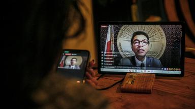Auf Bildschirmen ist die Übertragung der Rede von Madagaskars Präsident Andry Rajoelina zu sehen.