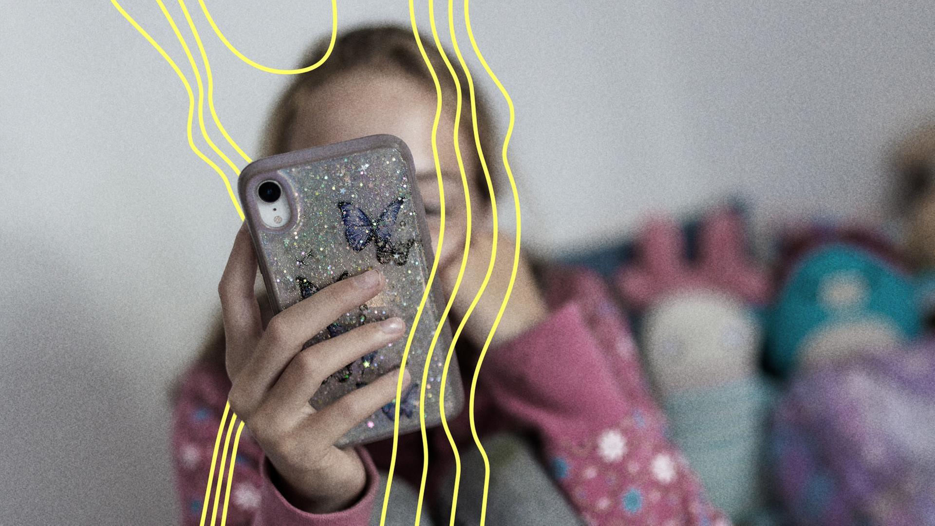 Ein Maedchen sitzt in ihrem Bett und ist am Handy. | picture alliance / photothek.de, Kira Hofman