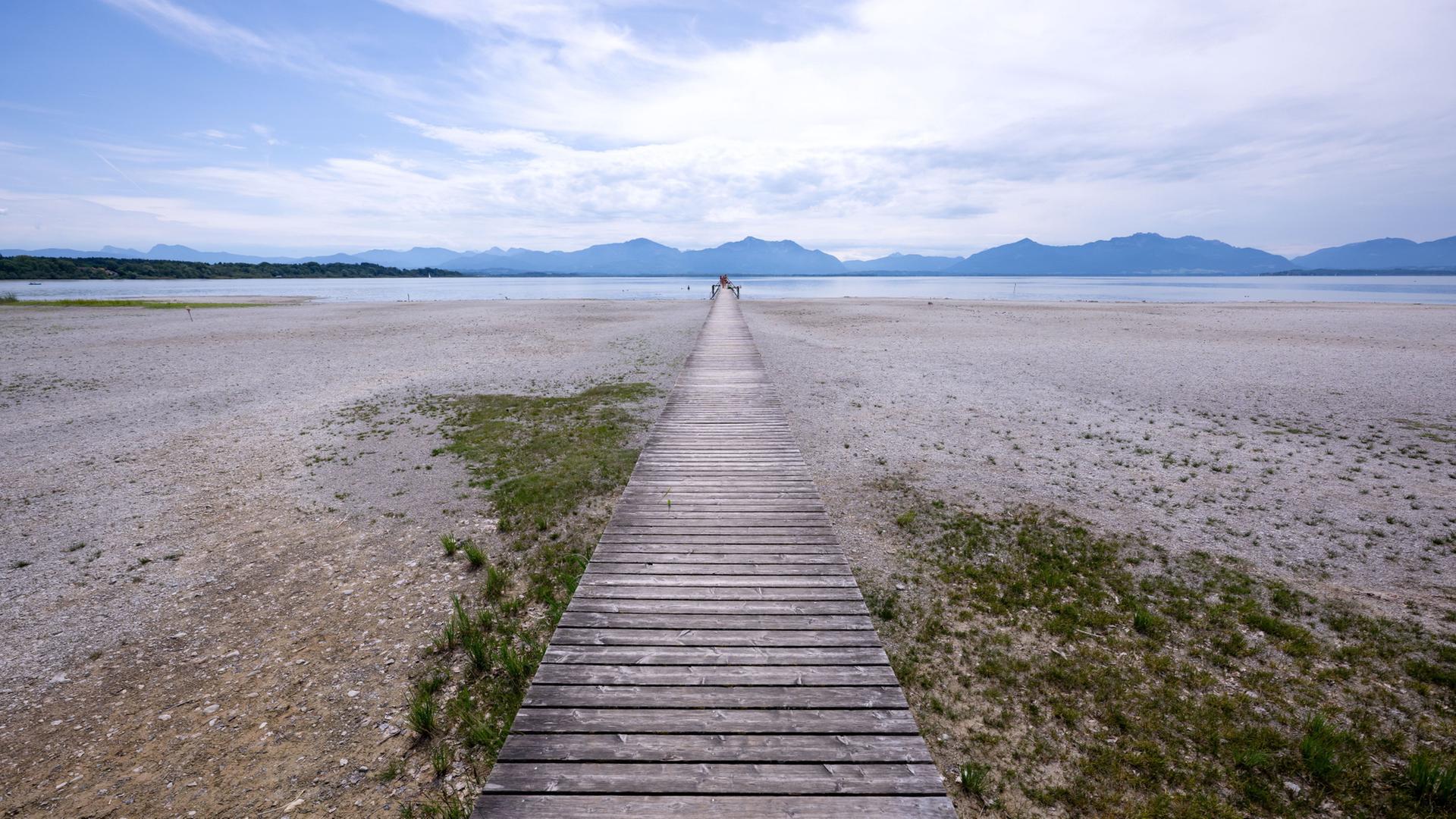 Ein Steg fÃ¼r BadegÃ¤ste und AusflÃ¼gler am Chiemsee in Bayern. | Sven Hoppe/dpa