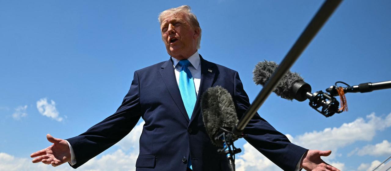 Trump spricht in mehrere Mikrofone