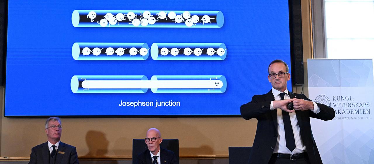 Verleihung des Nobelpreises für Physik 2025 an John Clarke, Michel H. Devoret und John M. Martinis.