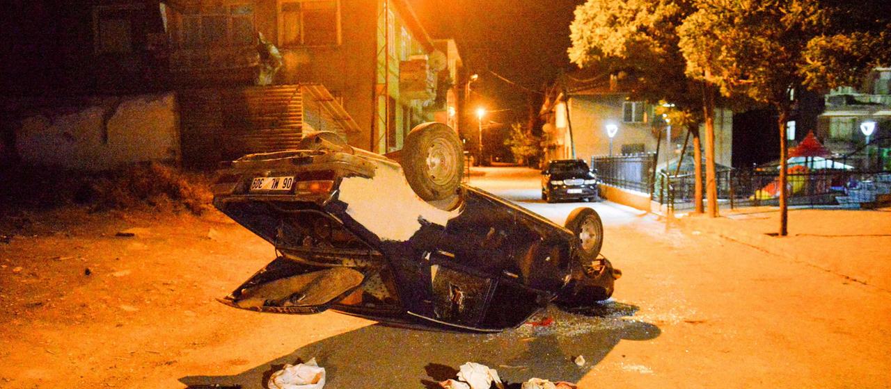 Ein demoliertes Auto liegt auf seinem Dach in einer Straße der türkischen Hauptstadt Ankara.