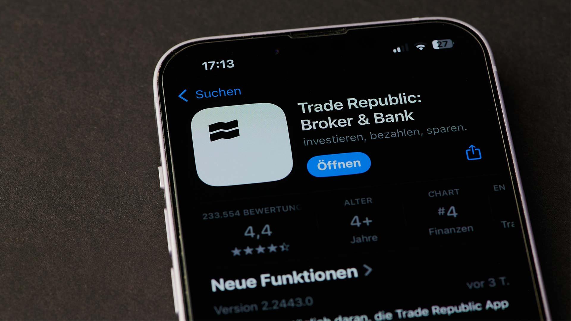 Trade Republic App auf einem Smartphone. | picture alliance / CHROMORANGE
