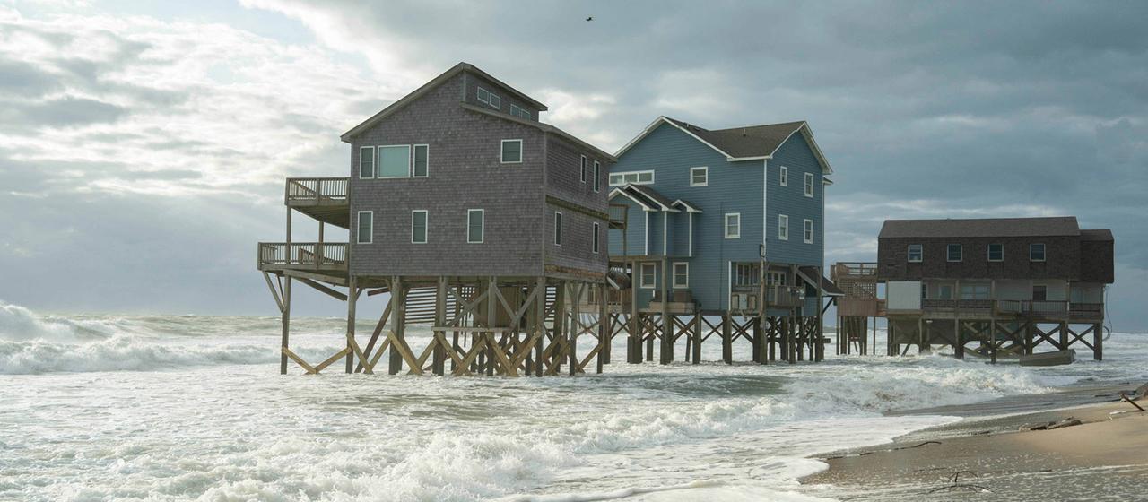 Häuser, die ins Meer zu stürzen drohen, sind in Buxton, North Carolina zu sehen. | dpa Häuser, die ins Meer zu stürzen drohen, sind in Buxton, North Carolina zu sehen.