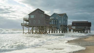Häuser, die ins Meer zu stürzen drohen, sind in Buxton, North Carolina zu sehen.