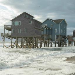 Häuser, die ins Meer zu stürzen drohen, sind in Buxton, North Carolina zu sehen.