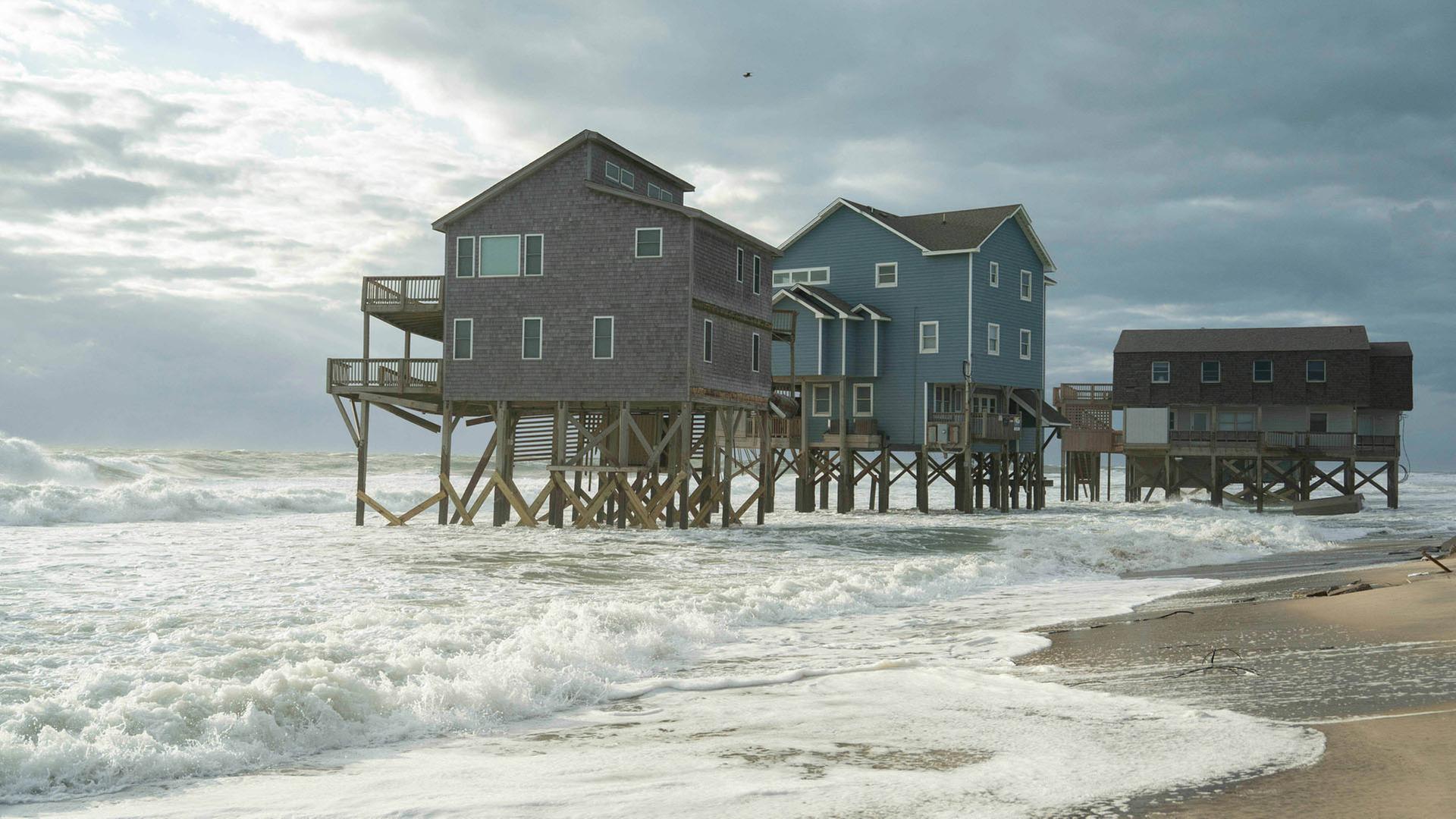 Häuser, die ins Meer zu stürzen drohen, sind in Buxton, North Carolina zu sehen. | dpa