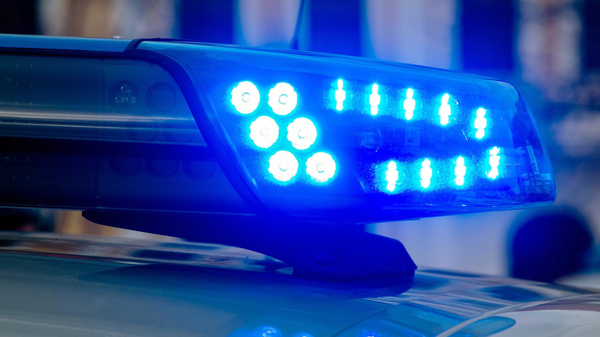 Ein Blaulicht der Polizei leuchtet auf. (Quelle: dpa-Zentralbild/Klaus-Dietmar Gabbert) | dpa-Zentralbild/Klaus-Dietmar Gabbert