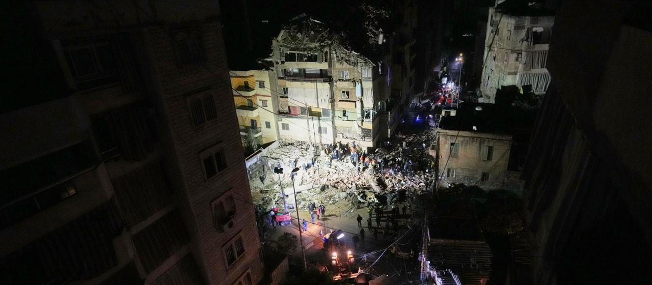 Rettungskräfte suchen in den Trümmern eines beschädigten Gebäudes nach einem israelischen Luftangriff in Dahija, einem südlichen Vorort von Beirut.
