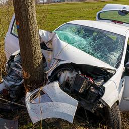 Ein PKW ist bei einem Verkehrsunfall auf einer Landstraße gegen einen Baum gefahren. 