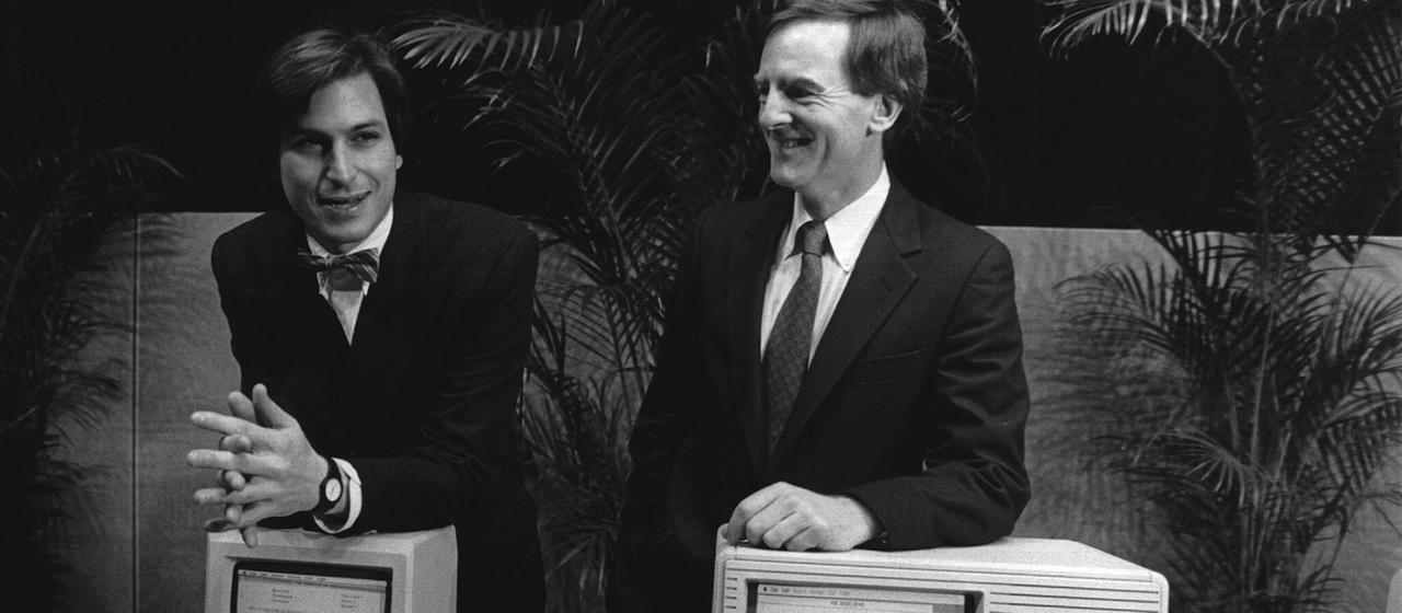  Steve Jobs (l) und der damalige Präsident von Apple John Sculley stellen ihren ersten Macintosh-Computer vor. 