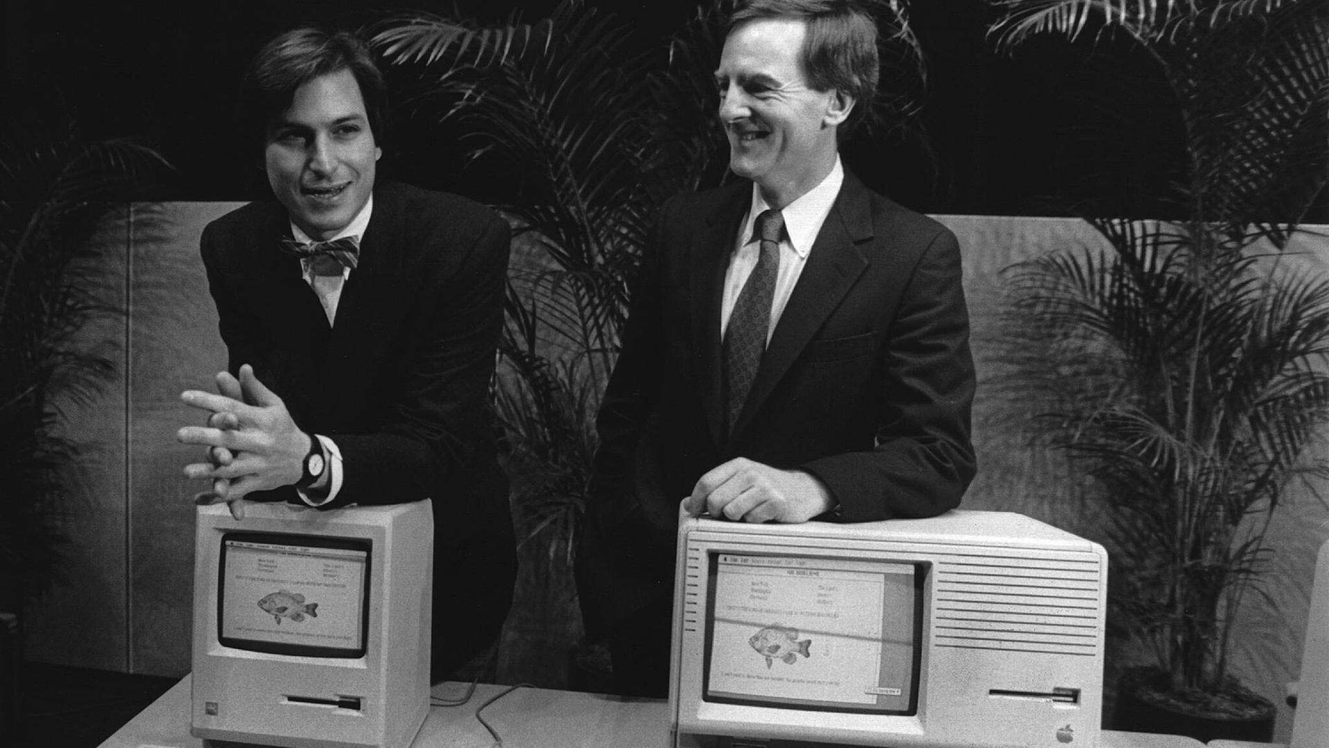  Steve Jobs (l) und der damalige Pr�sident von Apple John Sculley stellen ihren ersten Macintosh-Computer vor.  | picture alliance / dpa