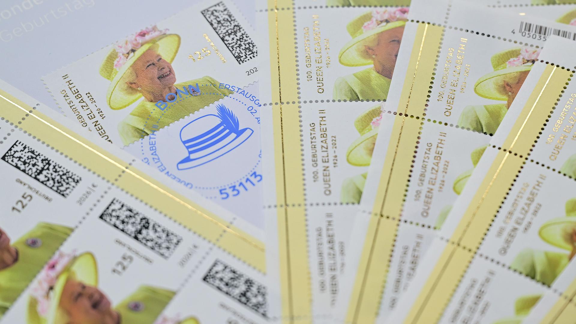 Eine Briefmarkenset mit Queen Elisabeth II. als Motiv liegt auf einem Tisch. | Sebastian Christoph Gollnow/dpa