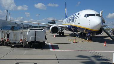 Ryanair Flugzeug bei der Abfertigung