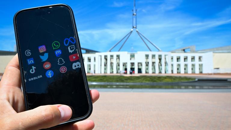 Ein Smartphone vor dem House of Parliament in Australiens Hauptstadt Canberra