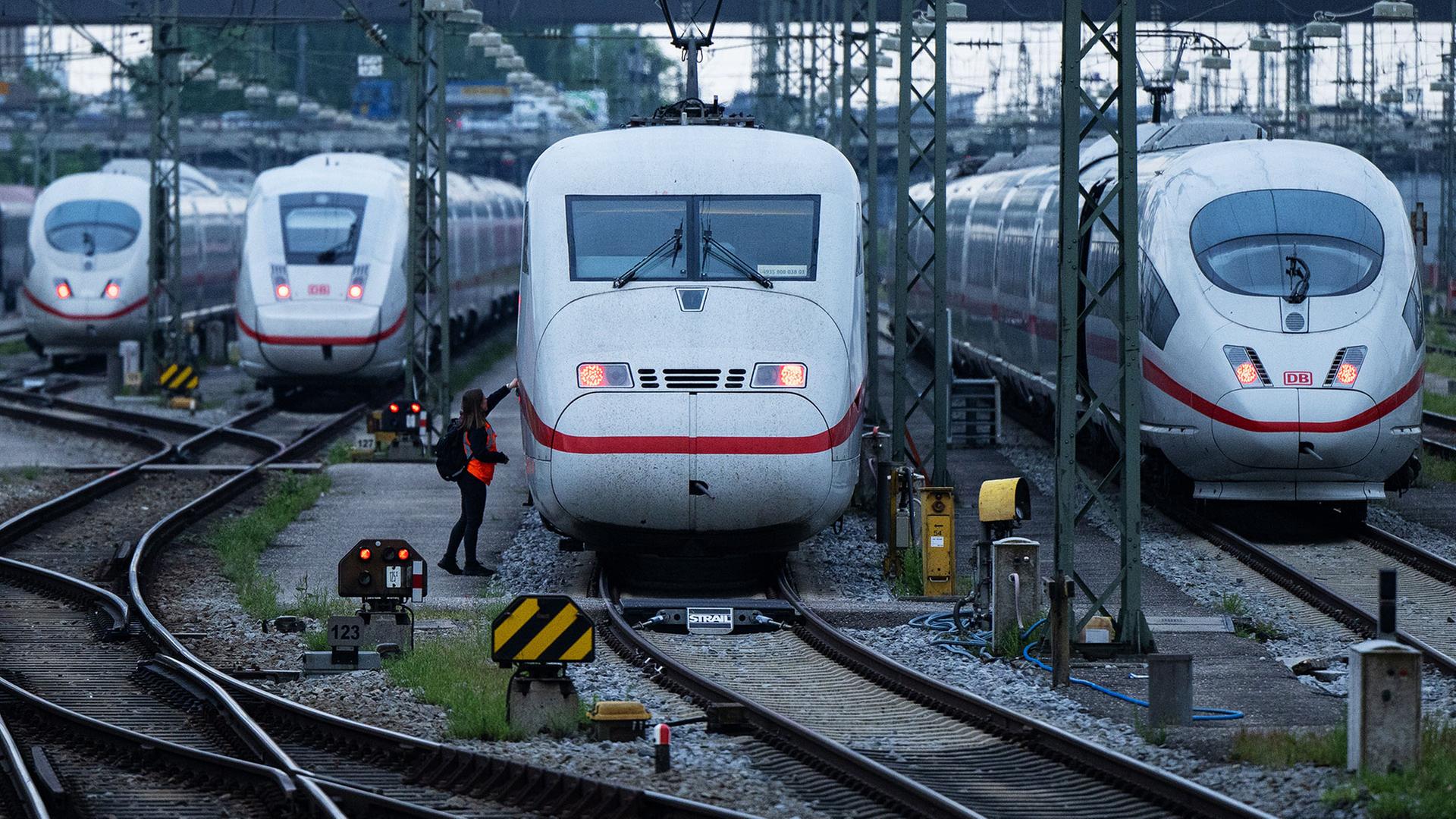 Eine Bahn-Mitarbeiterin schließt an einem ICE den Führerstand auf. | picture alliance/dpa