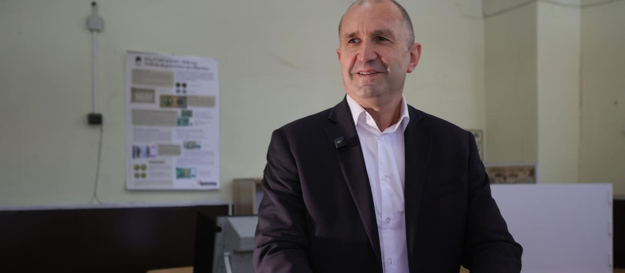 Rumen Radev gibt in einem Wahllokal in Sofia, Bulgarien, seine Stimme ab