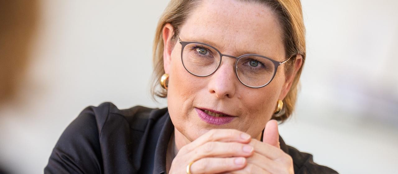 Stefanie Hubig in schwarzer Bluse legt die Hände ineinander